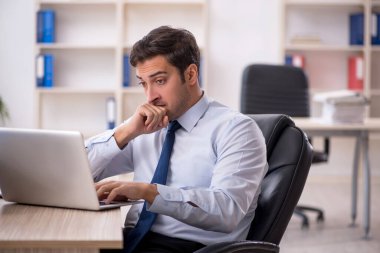 İş yerinde çalışan genç bir işadamı