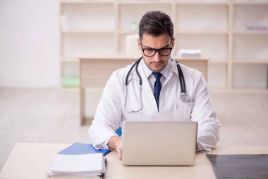 Teletıp konseptinde genç doktor