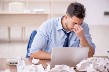 Beyin fırtınası konseptinde genç işadamı