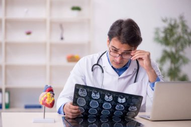 Klinikte çalışan genç bir erkek radyolog.