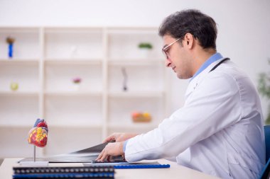 Klinikte çalışan genç bir erkek radyolog.