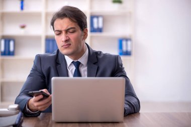 İş yerinde çalışan genç bir işadamı