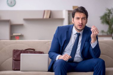 Salgın sırasında evden çalışan genç bir işadamı