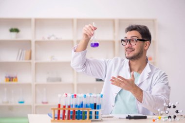 Laboratuvarda çalışan genç bir kimyager.