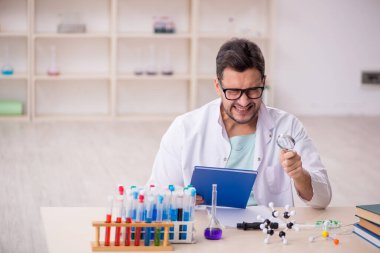 Laboratuvarda çalışan genç bir kimyager.