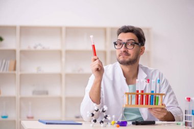 Laboratuvarda çalışan genç bir kimyager.