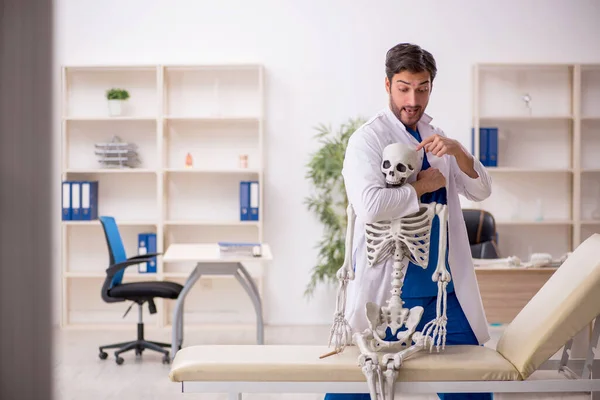 Jeune Homme Médecin Avec Squelette Hôpital — Photo