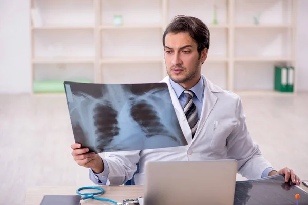 Ung Läkare Radiolog Arbetar Kliniken — Stockfoto