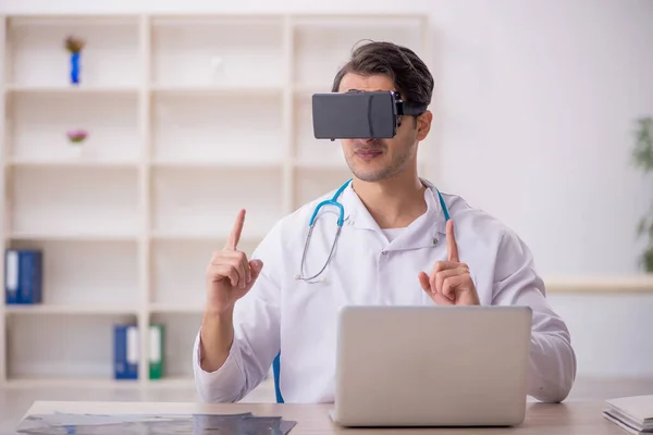 Joven Médico Masculino Disfrutando Gafas Virtuales Clínica —  Fotos de Stock