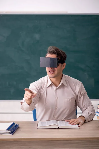 在教室里戴虚拟眼镜的年轻学生 — 图库照片