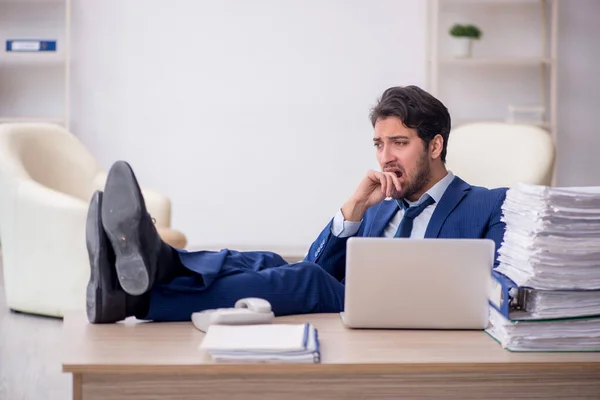 Young Employee Too Much Work Workplace — Photo