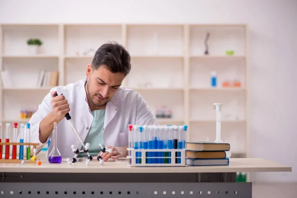 Молодий Хімік Працює Лабораторії — стокове фото