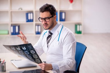 Hastanede çalışan genç doktor radyoloji uzmanı.