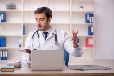 Klinikte çalışan genç bir doktor.