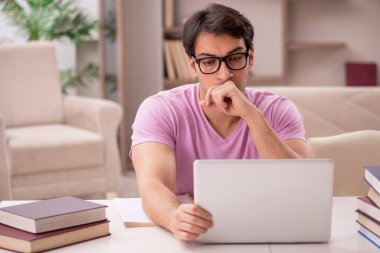 Evde sınava hazırlanan genç bir öğrenci.