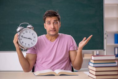 Genç öğrenci zaman yönetimi konsepti sınavlarına hazırlanıyor