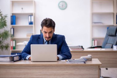 Ofiste çalışan genç işadamı.