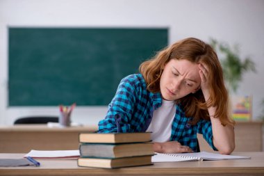 Sınavlara hazırlanan kız öğrenci.