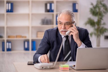 İş yerinde çalışan eski bir işadamı