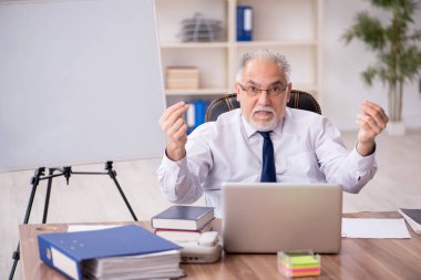 İş yerinde çalışan eski bir işadamı