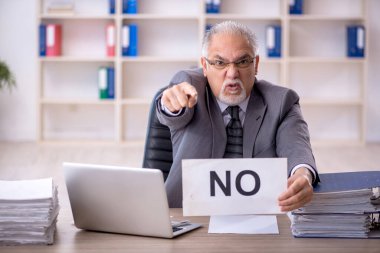 Ofiste çalışan eski bir işadamı.