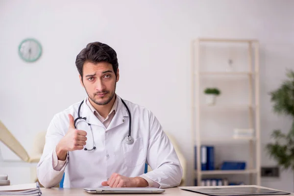 Ung Manlig Läkare Som Arbetar Sjukhuset — Stockfoto