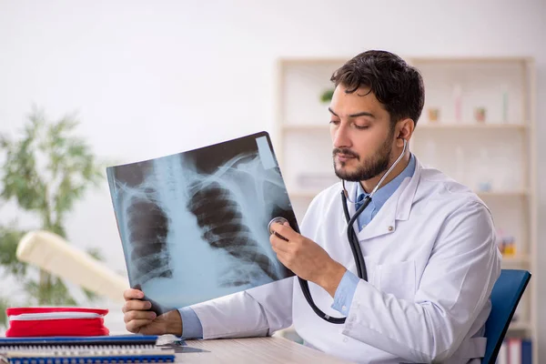 Молодой Врач Рентгенолог Работает Клинике — стоковое фото