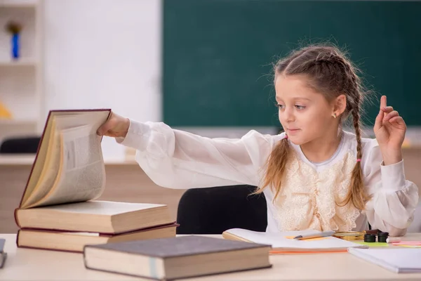 Kleines Mädchen Lernt Klassenzimmer — Stockfoto