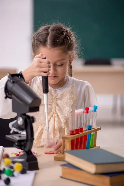 Little Girl Studying Chemistry Classroom — Photo