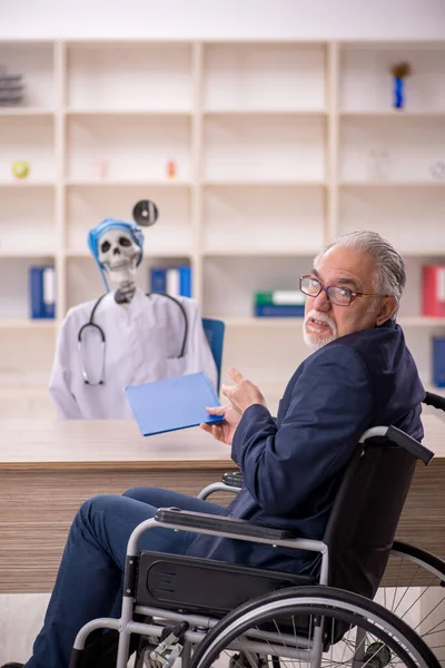 Starý Muž Pacient Invalidním Vozíku Hostující Ďábel Doktor — Stock fotografie