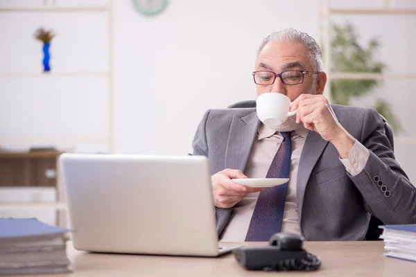 Old Businessman Employee Drinking Coffee Workplace — Stockfoto