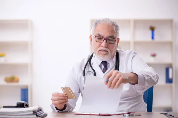 Oude Mannelijke Dokter Suggereert Pillen Het Ziekenhuis — Stockfoto