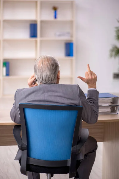 Alter Chef Mitarbeiter Sitzt Arbeitsplatz — Stockfoto