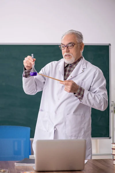 Old Teacher Chemist Sitting Classroom — Foto Stock