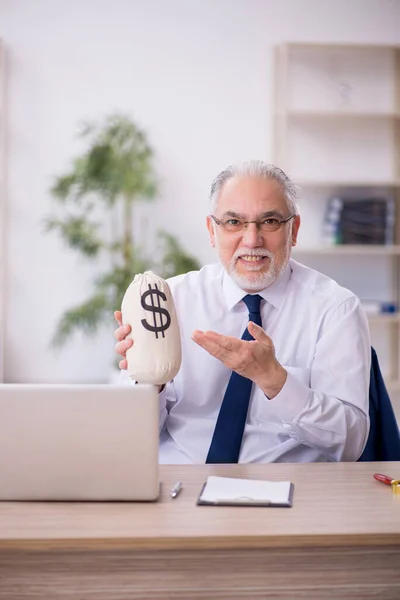 Old Male Employee Remuneration Concept — Stock Photo, Image