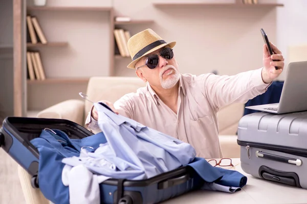 Aged Man Preparing Trip Home — Fotografia de Stock