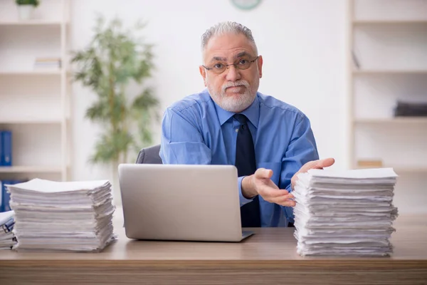 Old Employee Too Much Work Workplace — Stockfoto