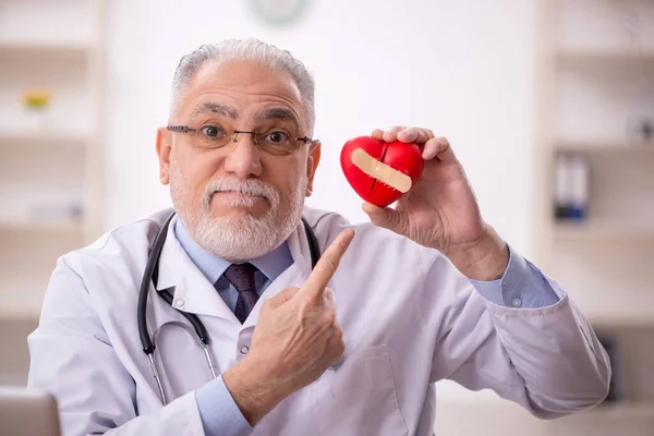 Old Cardiologist Holding Heart Model — Stock Photo, Image