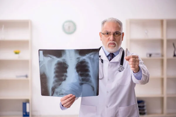 Öreg Férfi Orvos Radiológus Kórházban Dolgozik — Stock Fotó