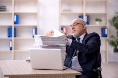 Eski bir işadamı ve ofiste çok fazla iş var.