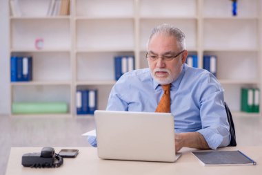 Old male employee and too much work at workplace