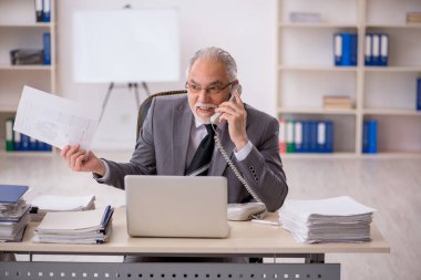 Ofiste çalışan eski bir işadamı.