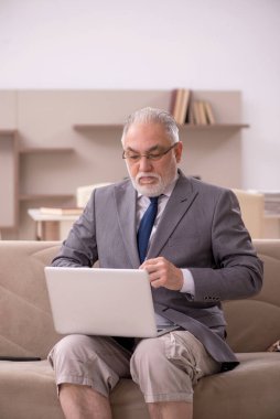 Salgın sırasında evden çalışan eski bir işadamı