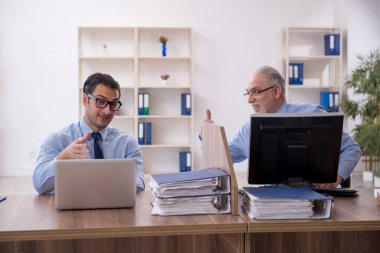 Ofiste çalışan iki meslektaşım.