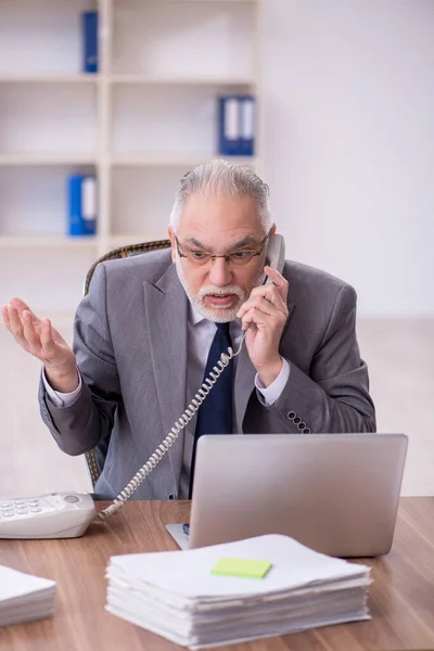 Old Businessman Employee Unhappy Excessive Work Workplace — Stock fotografie