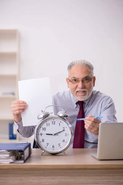 Oude Baas Werknemer Time Management Concept — Stockfoto
