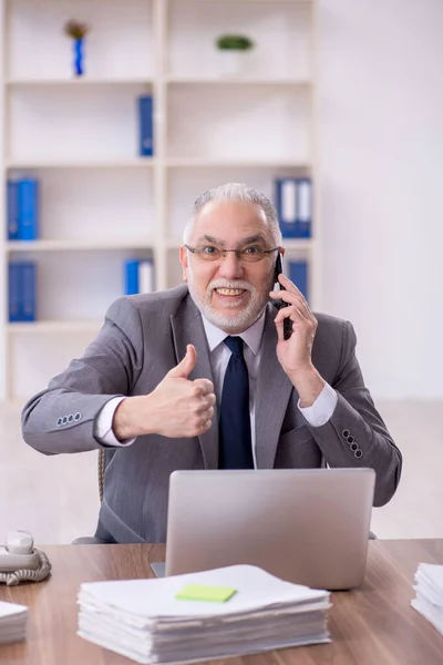 Old Businessman Employee Unhappy Excessive Work Workplace — Stock Photo, Image