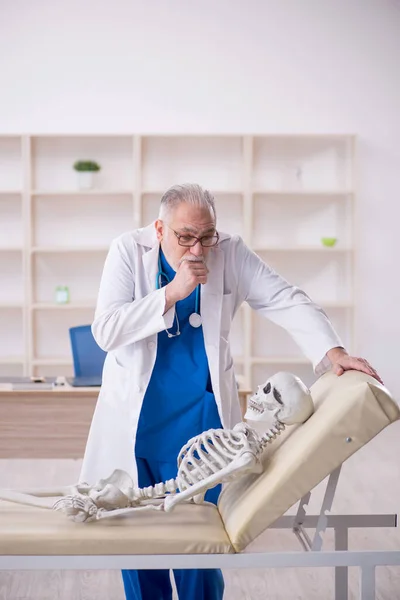 Γέρος Άνδρας Γιατρός Και Σκελετός Ασθενής Στο Νοσοκομείο — Φωτογραφία Αρχείου