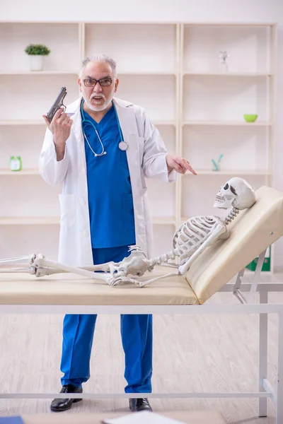 Old Male Doctor Skeleton Patient Hospital — Photo