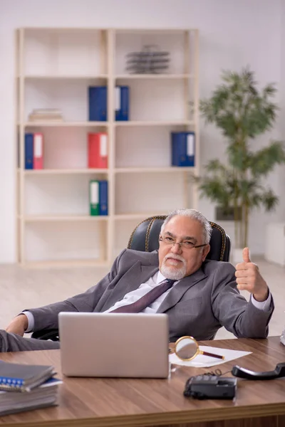 Ein Alter Geschäftsmann Arbeitet Büro — Stockfoto